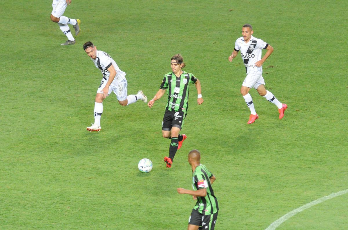 Fotos do duelo entre Amrica e Ponte Preta, no Independncia, em Belo Horizonte, em jogo de volta da quarta fase da Copa do Brasil