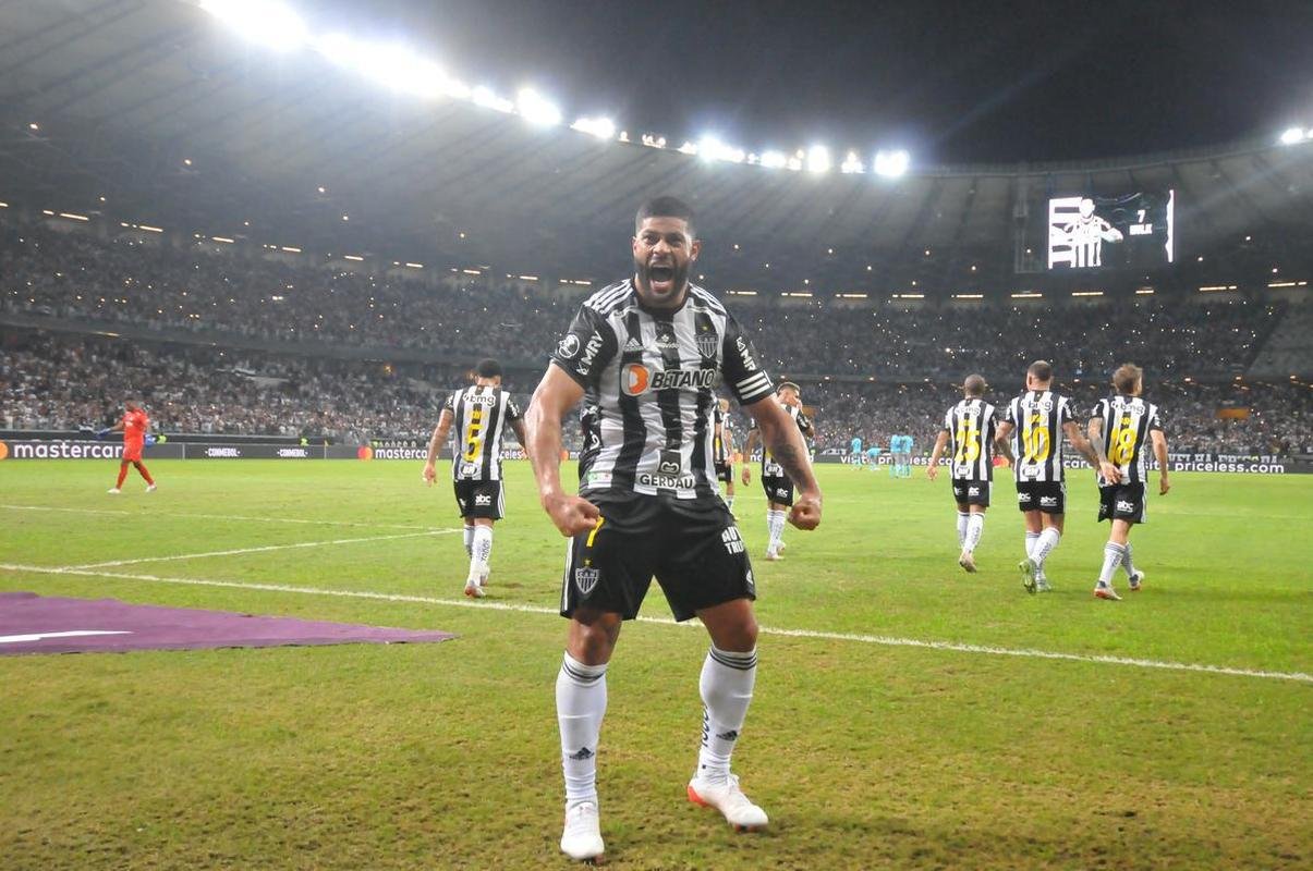 Fotos do gol de Hulk, que deu a vitria ao Galo sobre o Emelec e a classificao s quartas de final da Libertadores