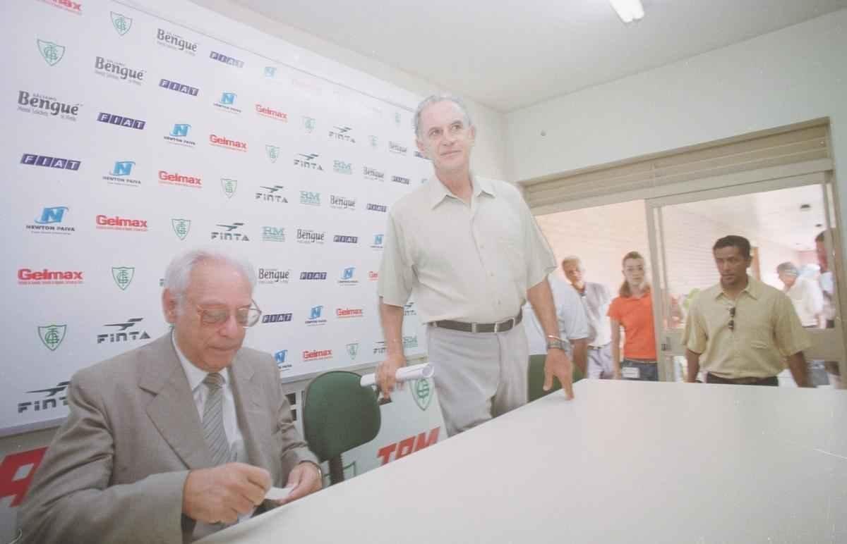 Carlos Alberto Silva  apresentado como tcnico do Amrica, em 2004