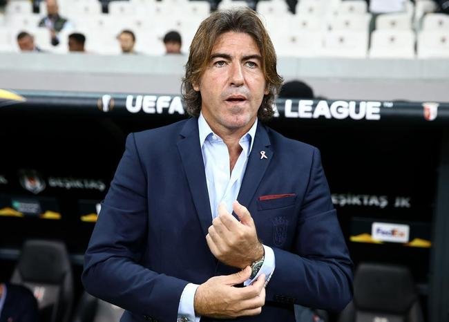 O portugu�s Ricardo Manuel de Andrade da Silva S� Pinto foi contrato pelo Vasco em outubro deste ano para substituir Ramon Menezes. A primeira experi�ncia do treinador no Brasil n�o foi boa. Foram 15 partidas � frente do time cruz-maltino, com apenas tr�s vit�rias, seis empates e seis derrotas. 