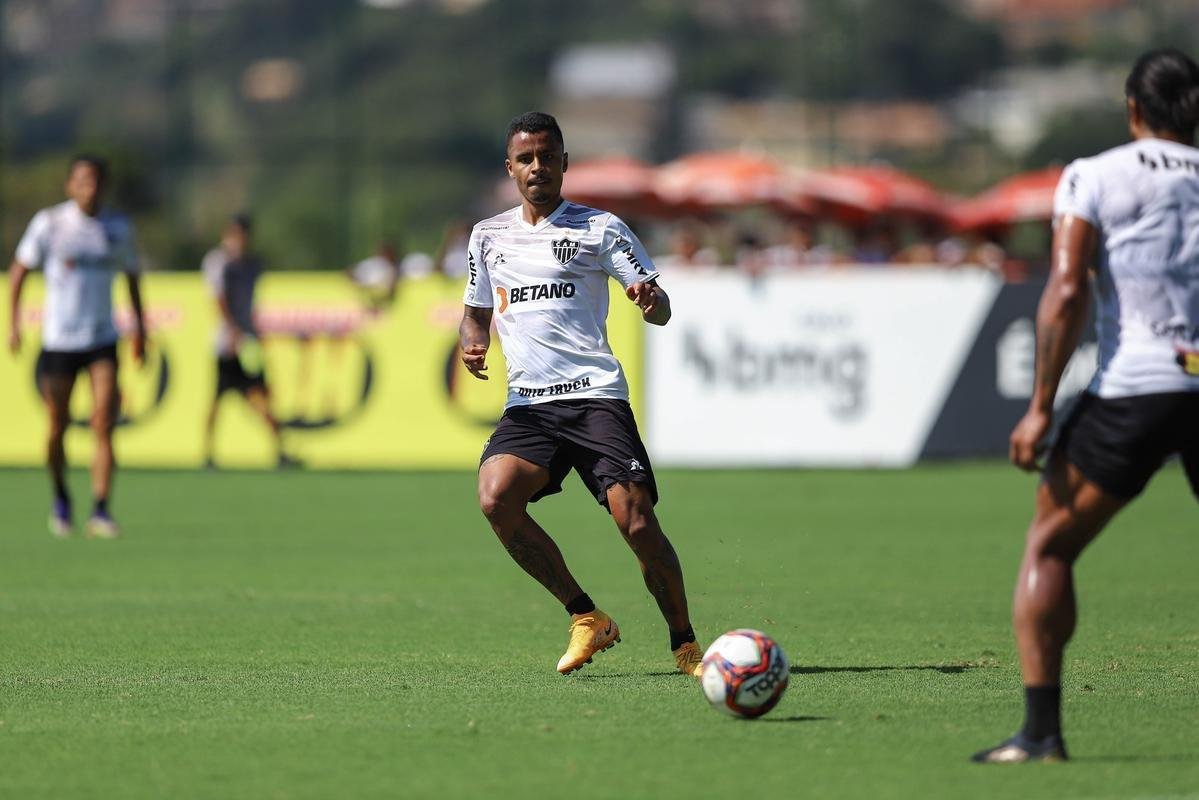 Fotos do coletivo entre profissionais e sub-20 do Atltico