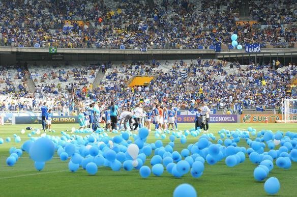 Torcida cruzeirense comea a festa dentro do estdio antes da partida decisiva contra o Grmio