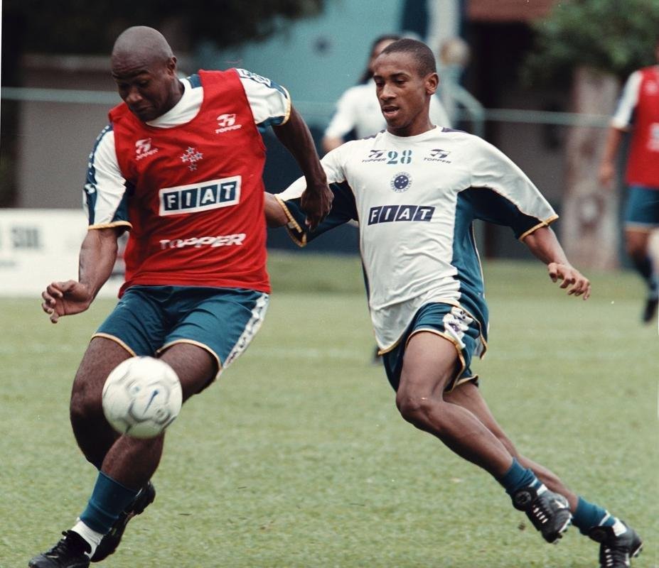 Fotos do zagueiro Joo Carlos em suas passagens pelo Cruzeiro, entre 1996 e 2001