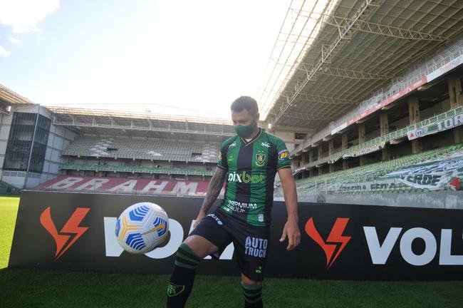 Mauro Zrate, atacante argentino de 34 anos, foi apresentado oficialmente pelo Amrica na tarde desta sexta-feira (3), no Estdio Independncia, em Belo Horizonte. Experiente, o atleta tem passagens por clubes como Fiorentina, Lazio e Inter de Milo, da Itlia, e tambm por Vlez Sarsfield e Boca Juniors, da Argentina.
