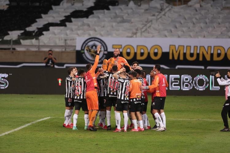 Goleiro Everson, do Atltico, foi heri na deciso por pnaltis contra o Boca Juniors ao defender duas cobranas e ao marcar o gol da classificao: 3 a 1 nas batidas alternadas aps 0 a 0 no tempo normal, no Mineiro.