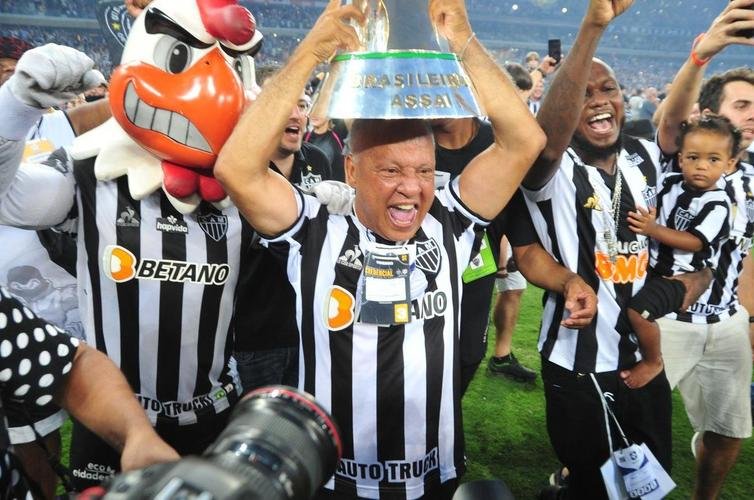 Atltico ergue a taa de campeo brasileiro e d a volta olmpica diante da torcida alvinegra, no Mineiro