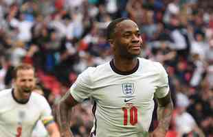 Fotos do gol de Sterling, da Inglaterra, sobre a Alemanha, em Wembley. Ingleses venceram por 2 a 0 e avanaram s quartas de final da Eurocopa