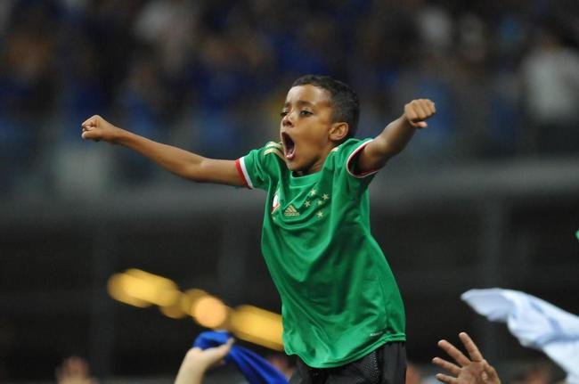 Gabriel Henry, o Gabrielzinho, de 11 anos, em festa na torcida do Cruzeiro durante a vitria por 1 a 0 sobre o Londrina, no Mineiro, pela Srie B de 2022