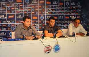 21/03/2012 - Benecy Queiroz (direita) na apresentação do volante Charles, juntamente com o diretor de futebol Alexandre Mattos