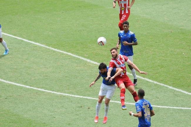 Edu empatou o jogo para o Cruzeiro diante do Villa Nova, no Independncia, pela oitava rodada do Campeonato Mineiro