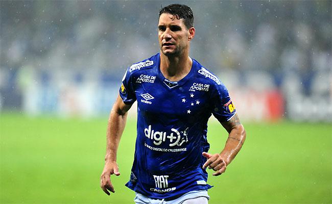 Thiago Neves e o fatídico pênalti perdido contra o CSA: alvo da torcida
