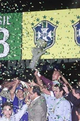 Em junho de 2003, o Cruzeiro deu o segundo passo para alcanar a indita Trplice Coroa. No dia 11 daquele ms, no Mineiro, o time dirigido por Vanderlei Luxemburgo conquistou a Copa do Brasil ao derrotar o Flamengo por 3 a 1. Os gols foram de Deivid, Aristizbal e Luiso. Alex no marcou, mas voltou a dar show em campo, assim como j havia feito no empate por 1 a 1 no duelo de ida, no Maracan, quando fez gol de letra. Aquele foi o quarto ttulo celeste no torneio de mata-matas e deu ainda mais confiana ao elenco para tambm faturar o Brasileiro no segundo semestre de 2003.