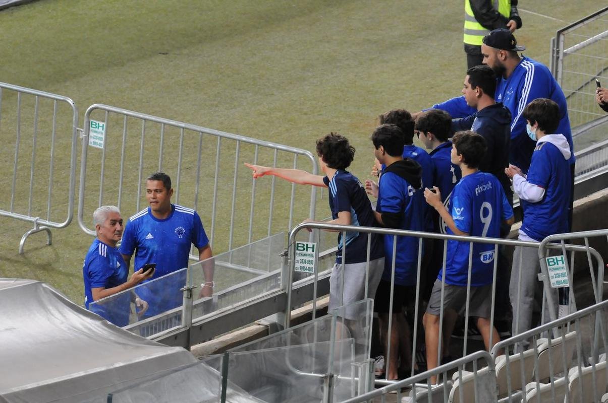 �dolos do Cruzeiro, Nonato e Marcelo Ramos participaram de a��o com s�cios-torcedores do clube antes da partida contra o Sport pela S�rie B (28/6/2022)
