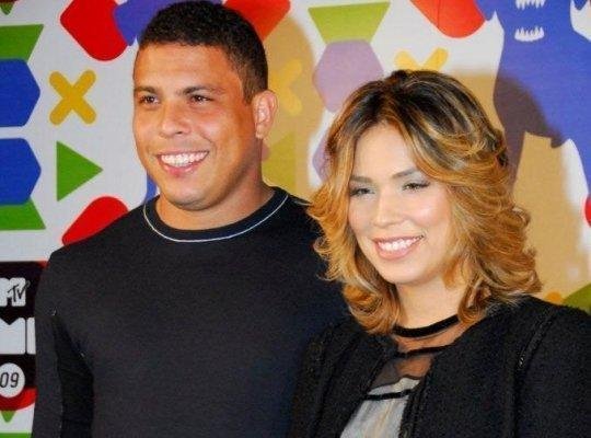 Bia  me das duas filhas de Ronaldo, Maria Sophia e Maria Alice