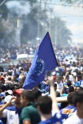 Torcida do Cruzeiro j comea a se movimentar em vrios pontos da cidade antes da partida contra o Grmio, s 17h, no Mineiro