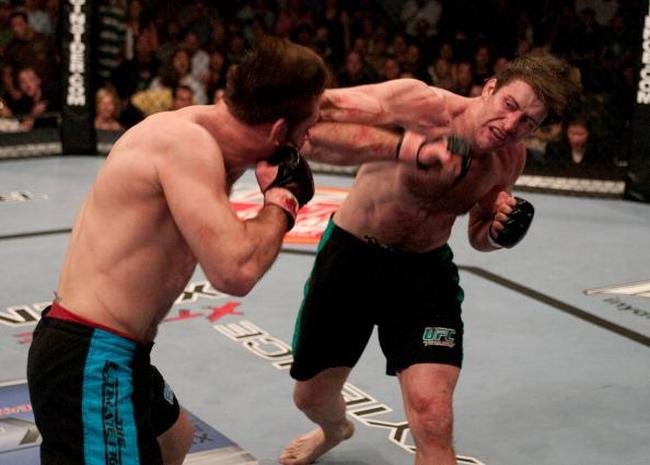 Imagens da final do The Ultimate Fighter 1, entre Forrest Griffin e Stephan Bonnar, vencida por Griffin