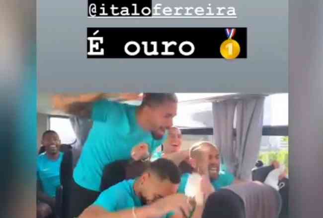 Daniel Alves 'comandou' a comemorao dos jogadores brasileiros