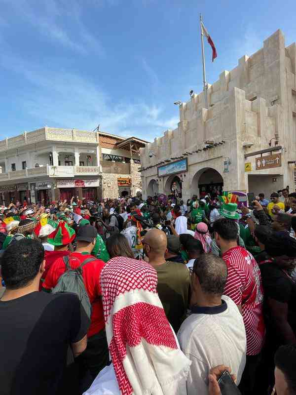 Torcidas da Copa do Mundo de 2022 tm se encontrado no Souq Waqif, tradicional mercado em Doha, no Catar.