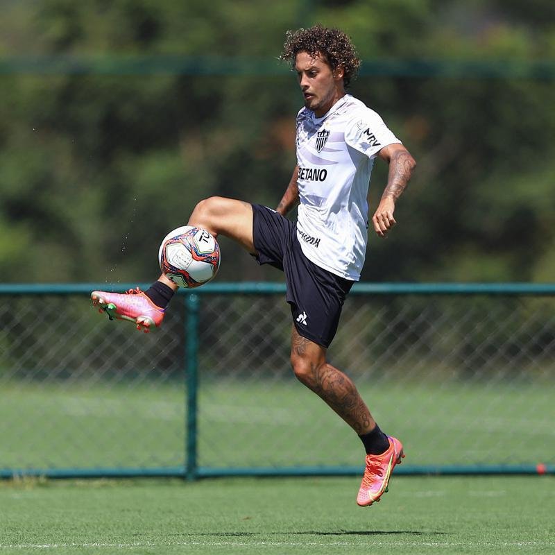 Fotos do coletivo entre profissionais e sub-20 do Atltico