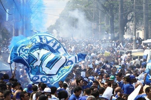 Torcida do Cruzeiro j comea a se movimentar em vrios pontos da cidade antes da partida contra o Grmio, s 17h, no Mineiro