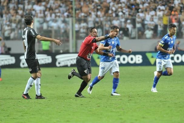 Fred marca de pnalti, empata clssico e d ttulo mineiro ao Cruzeiro no Independncia