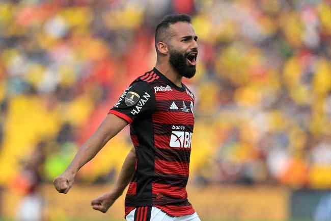 Flamengo levanta al tricampeón de la Copa Libertadores.  En la final venció 1-0 al Atlético, en Guayaquil, con gol de Gabigol