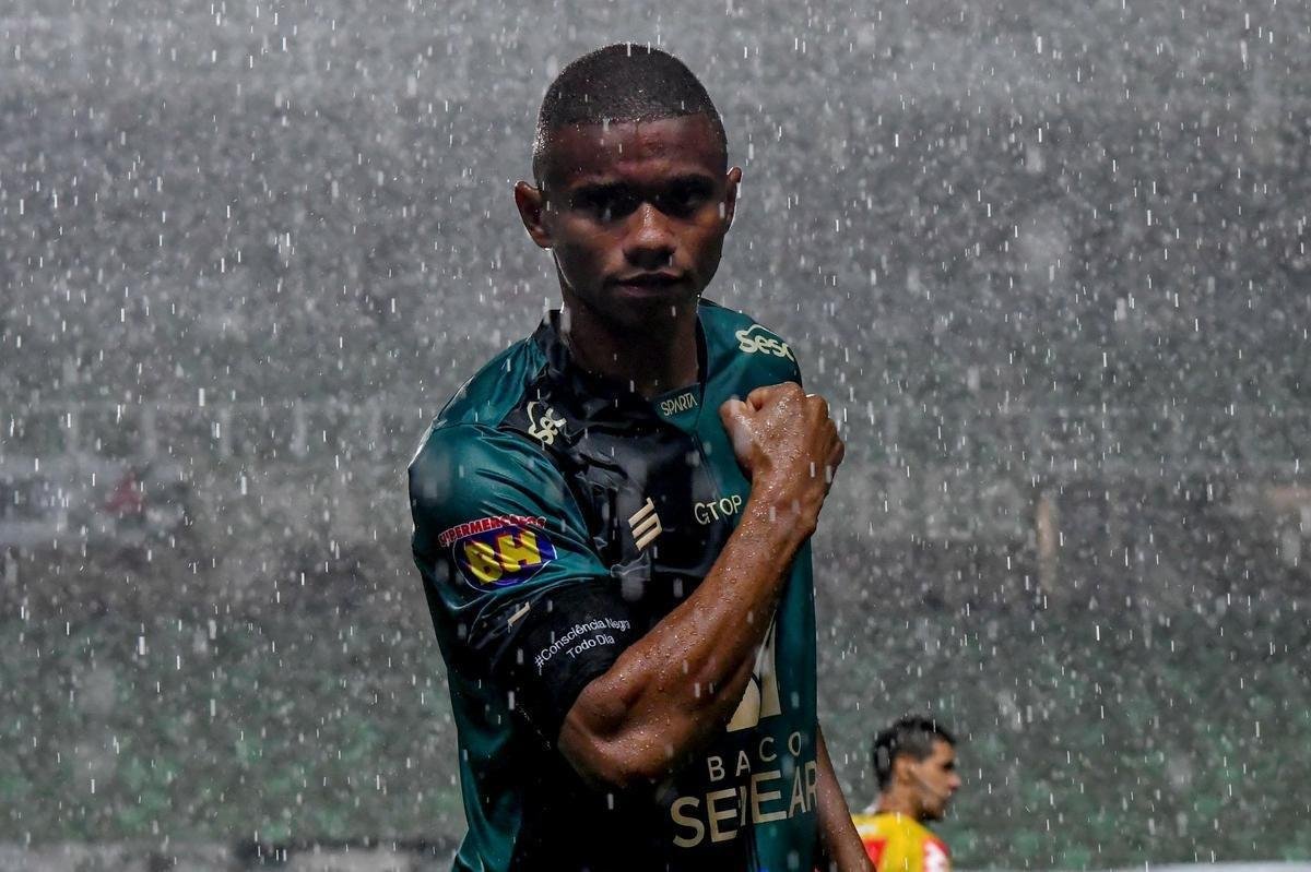 Fotos do jogo entre Amrica e Internacional, no Independncia, em Belo Horizonte, pelas quartas de final da Copa do Brasil