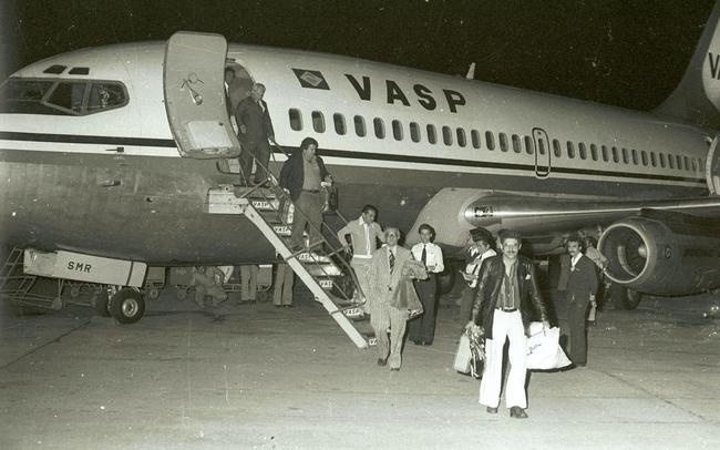 O Cruzeiro conquistou a Copa Libertadores de 1976 ao derrotar o River Plate por 3 a 2 em Santiago, no Chile, em 30 de julho. Foi a terceira partida da deciso. No desembarque no Aeroporto da Pampulha, em Belo Horizonte, em avio da antiga companhia Vasp (j extinta), jogadores celestes foram recebidos com muita festa. Houve ainda desfile de carro aberto pelas ruas da capital mineira.