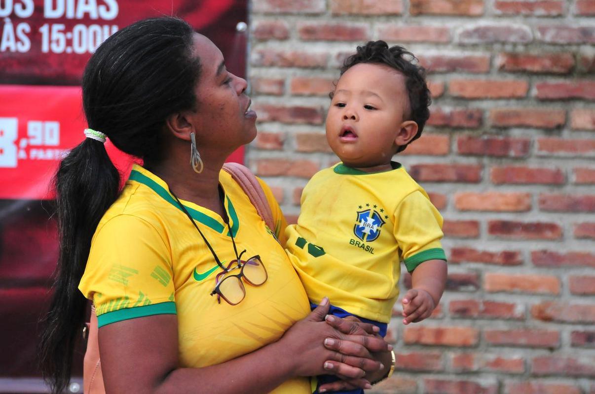 Movimento na Rua Alberto Cintra, em BH, durante jogo do Brasil contra a Srvia, pela abertura da Copa do Mundo do Catar