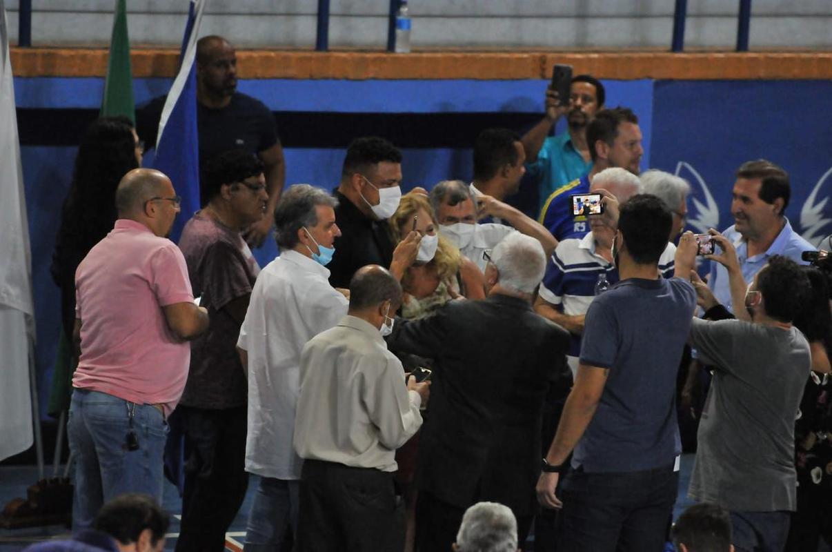Fotos da Reunião Extraordinária para votação da venda da SAF a Ronaldo. Fenômeno compareceu ao Parque Esportivo do Barro Preto e foi muito assediado por conselheiros do clube