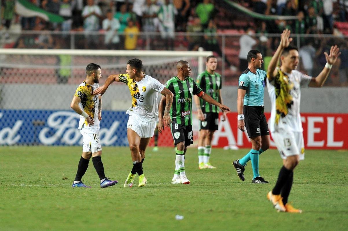 Aos 46min da etapa complementar, Josue Colmn fez linda jogada individual e contou com desvio da defesa para dar um 'banho de gua fria' nos mandantes: Guaran 1 a 0.