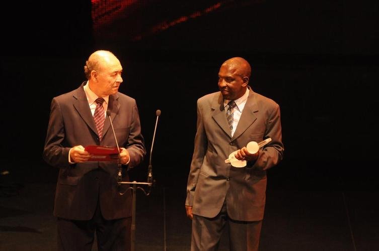 Ilton Chaves, ex-jogador e tcnico de Amrica, Atltico e Cruzeiro, morreu em BH aos 84 anos nesta quinta-feira (27/5/2021). Ele foi o treinador que mais comandou a Raposa: em 389 partidas, conquistou 213 vitrias, empatou 89 vezes e teve 87 derrotas, com aproveitamento de 62,38%.