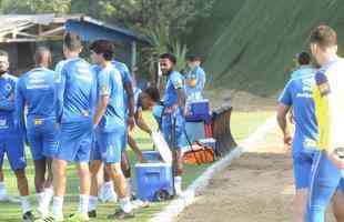 Cruzeiro fez nesta segunda-feira  tarde, na Toca da Raposa II, o ltimo treino em Belo Horizonte antes da partida contra o Internacional, quarta, no Beira-Rio, pela semifinal da Copa do Brasil. O tcnico Rogrio Ceni deve escalar Fbio; Edilson, Ded, Fabrcio Bruno (Leo) e Egdio (Dod); Henrique e Robinho; Marquinhos Gabriel; Thiago Neves e David; Pedro Rocha. Servindo  Seleo Colombiana, Orejuela est fora do jogo.