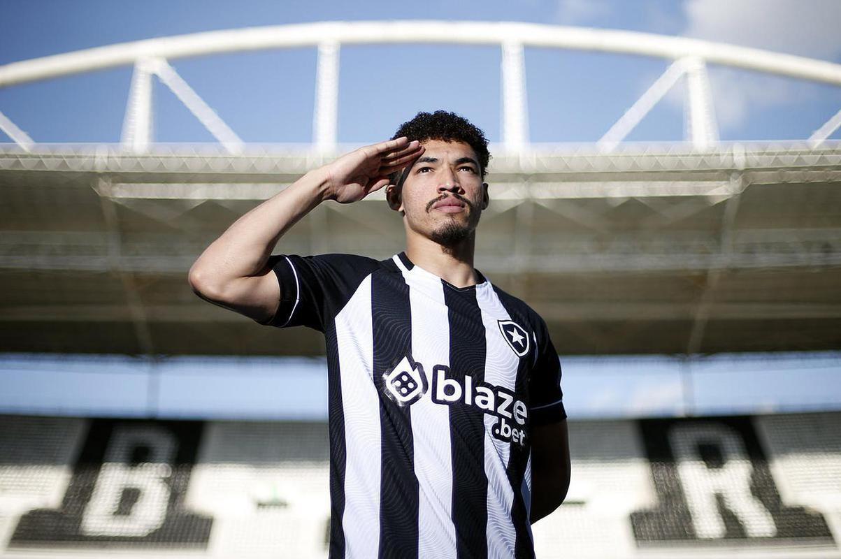 Botafogo contratou o zagueiro Adryelson