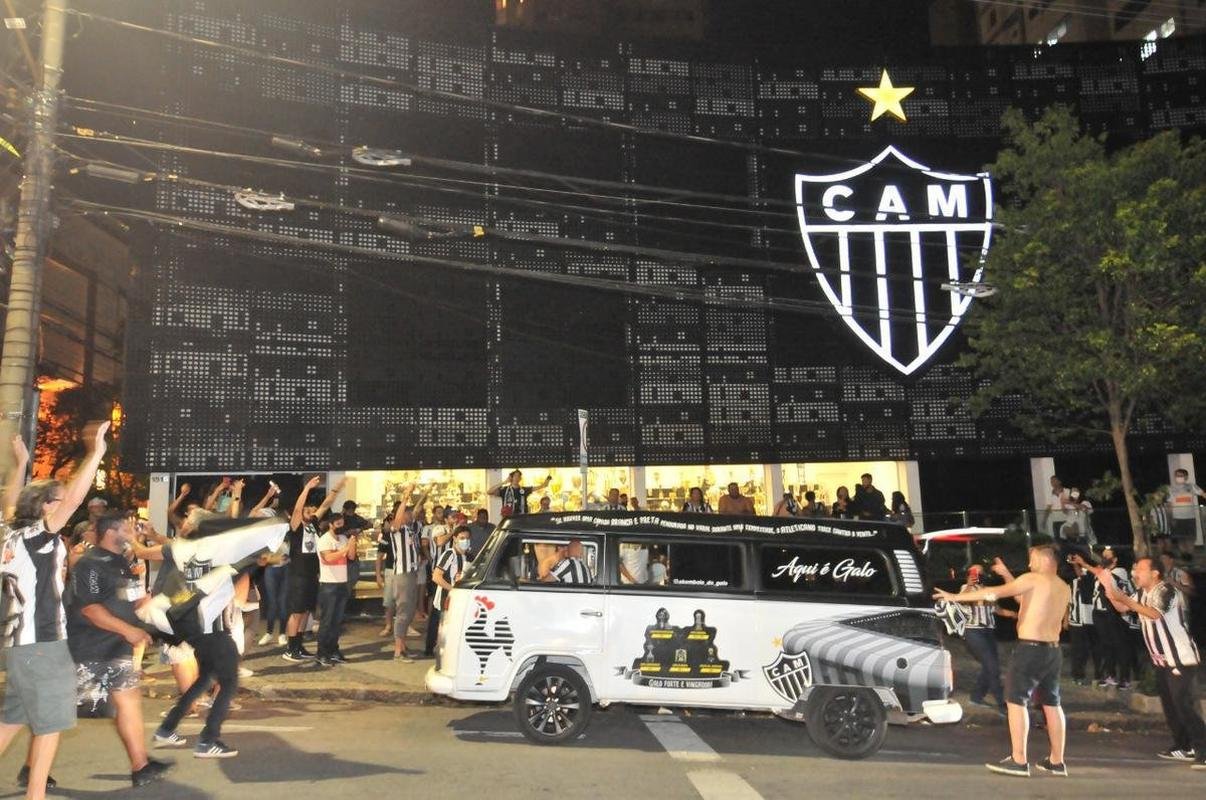 Fotos da festa e do buzinao da torcida do Atltico em frente  sede do clube, no bairro de Lourdes, em BH. Centenas de pessoas foram ao local para festejar, de forma antecipada, o ttulo brasileiro de 2021