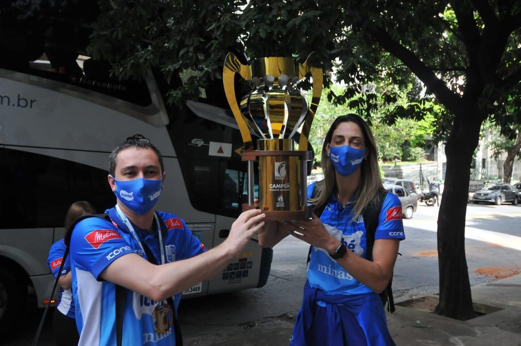 Fotos da chegada das jogadoras do Minas em Belo Horizonte, aps a equipe vencer o Praia Clube e conquistar a Superliga Feminina de Vlei.