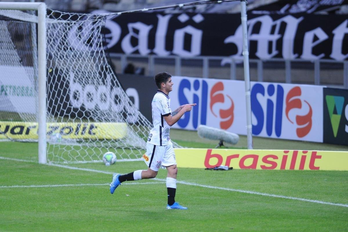 Araos marcou o segundo gol do Corinthians no Mineiro (Alexandre Guzanshe / EM DA PRESS)
