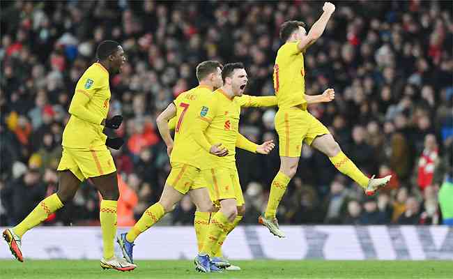 Diogo Jota comemora um dos gols diante do Arsenal: com uniforme amarelo, Liverpool avança