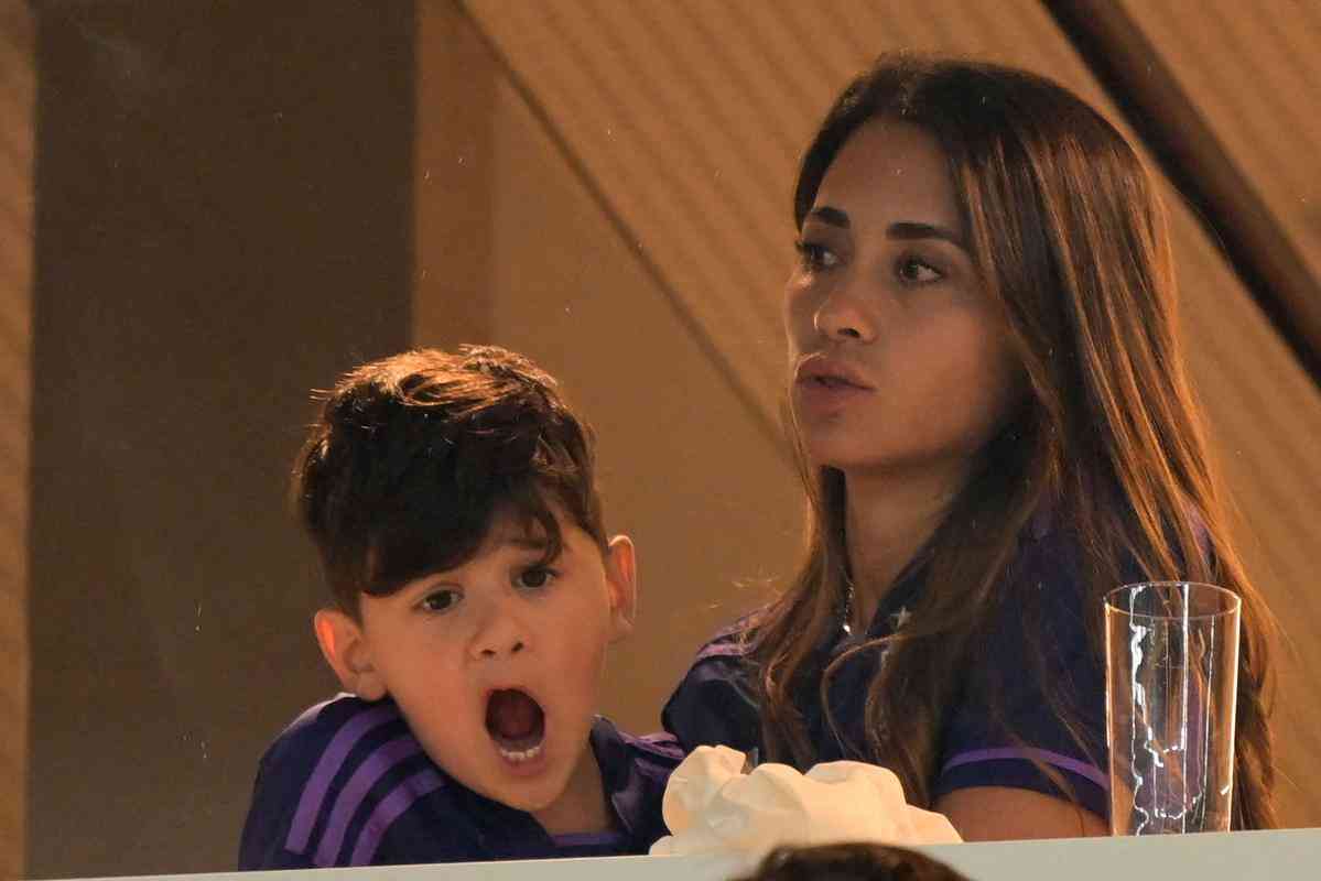 Familiares de Messi em camarote do Estdio 974, de Doha, durante jogo entre Argentina e Polnia pelo Grupo C da Copa do Mundo. Nas fotos aparecem o pai Jorge Messi, a esposa Antonela Roccuzzo e os filhos Ciro, Thiago e Matteo