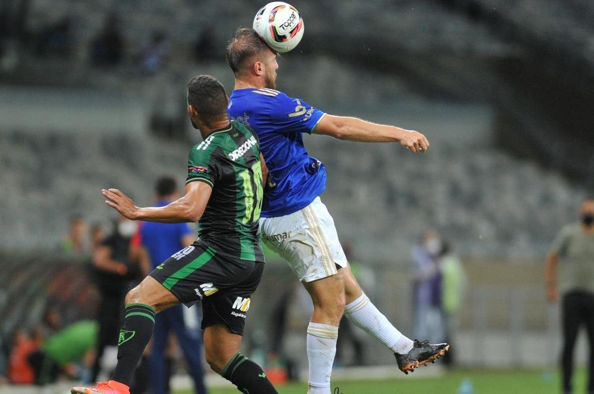 Cruzeiro voltou melhor no segundo tempo, mas n�o conseguiu furar a defesa do Am�rica, que venceu o cl�ssico por 2 a 0