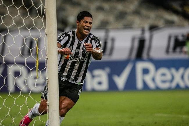 Hulk foi o grande nome do jogo ao marcar dois gols sobre o Cerro Porte�o