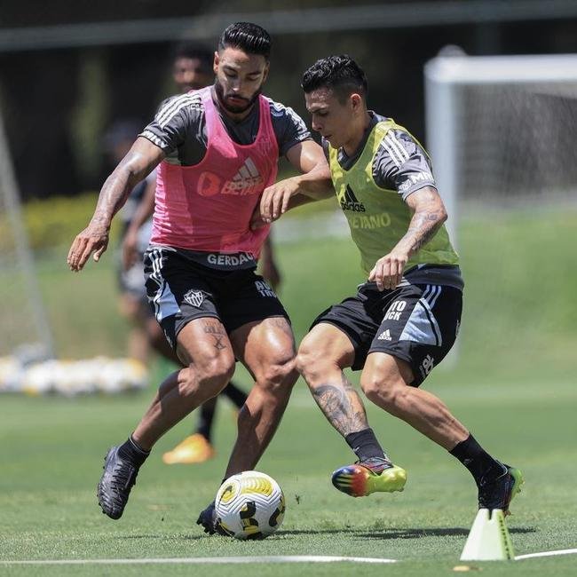 Fotos do treino do Atltico nesta quarta-feira (12/10), na Cidade do Galo. Em recuperao de um incmodo na panturrilha esquerda, Hulk fez funcional no campo e ainda  dvida para o confronto contra o Flamengo, no sbado, s 20h30, no Maracan, pelo Brasileiro