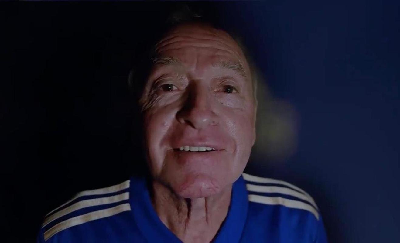 Cruzeiro apresenta  camisa para o ano do centenrio. dolo do clube, ex-ponta Natal participou do lanamento