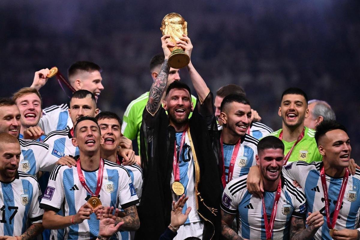 Messi ergue a taa de campeo da Copa do Mundo! Festa da Argentina no Estdio Icnico de Lusail, no Catar, com o tricampeonato mundial