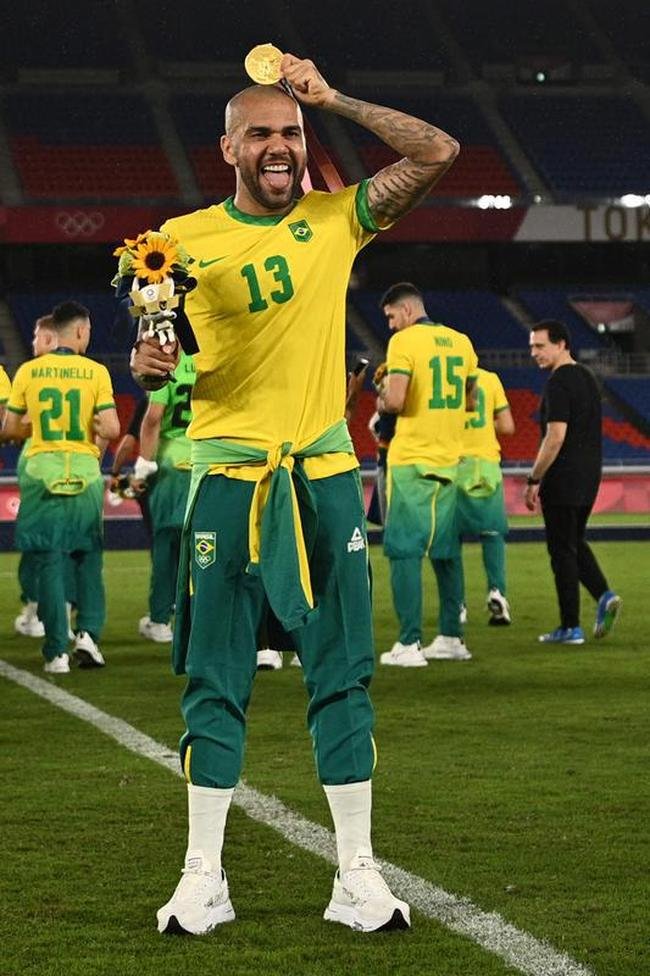 Jogadores da Sele��o Brasileira recebem a medalha de ouro pela conquista ol�mpica no futebol