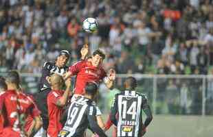 Em jogo com chuva de granizo e 'apago' no Horto, Galo  batido pelo Internacional por 1 a 0