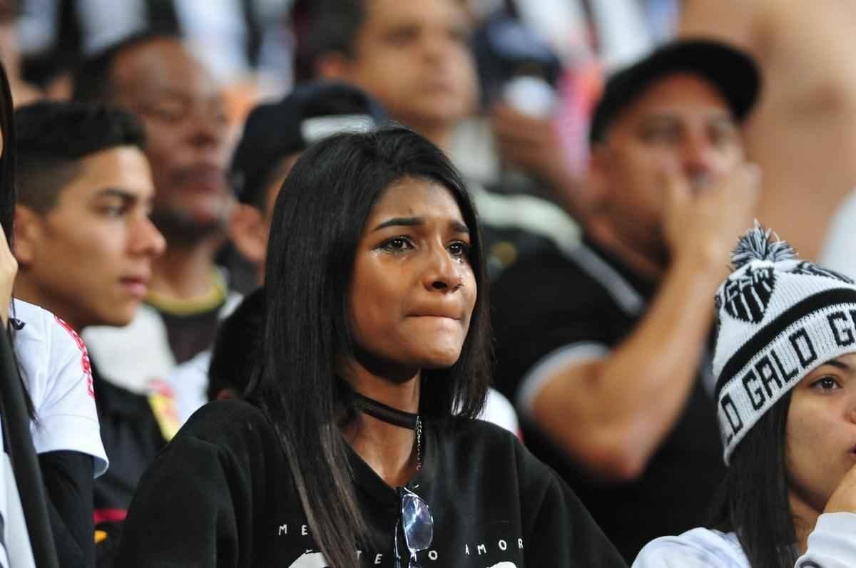 Irritados com eliminao para bolivianos no Mineiro, torcedores chegaram a oferecer dinheiro aos jogadores