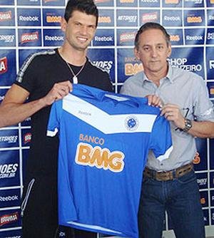 Segundo o diretor de futebol Dimas Fonseca, contrata��o foi indicada por Fabio Luciano