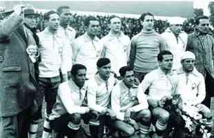 Pindaro de Carvalho (o segundo da esquerda para a direita), tcnico da Seleo Brasileira na Copa do mundo de 1930
