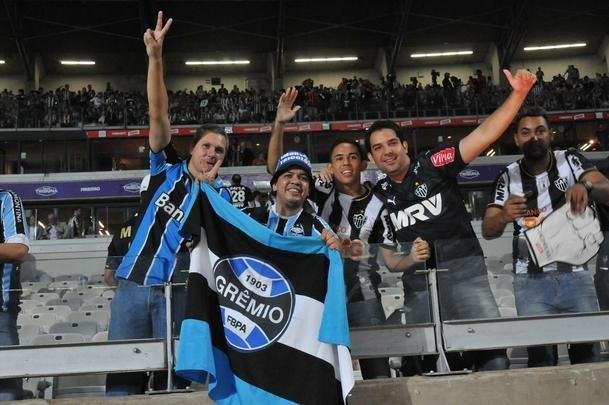 Imagens das torcidas de Atltico e Grmio, no Mineiro, pela deciso da Copa do Brasil